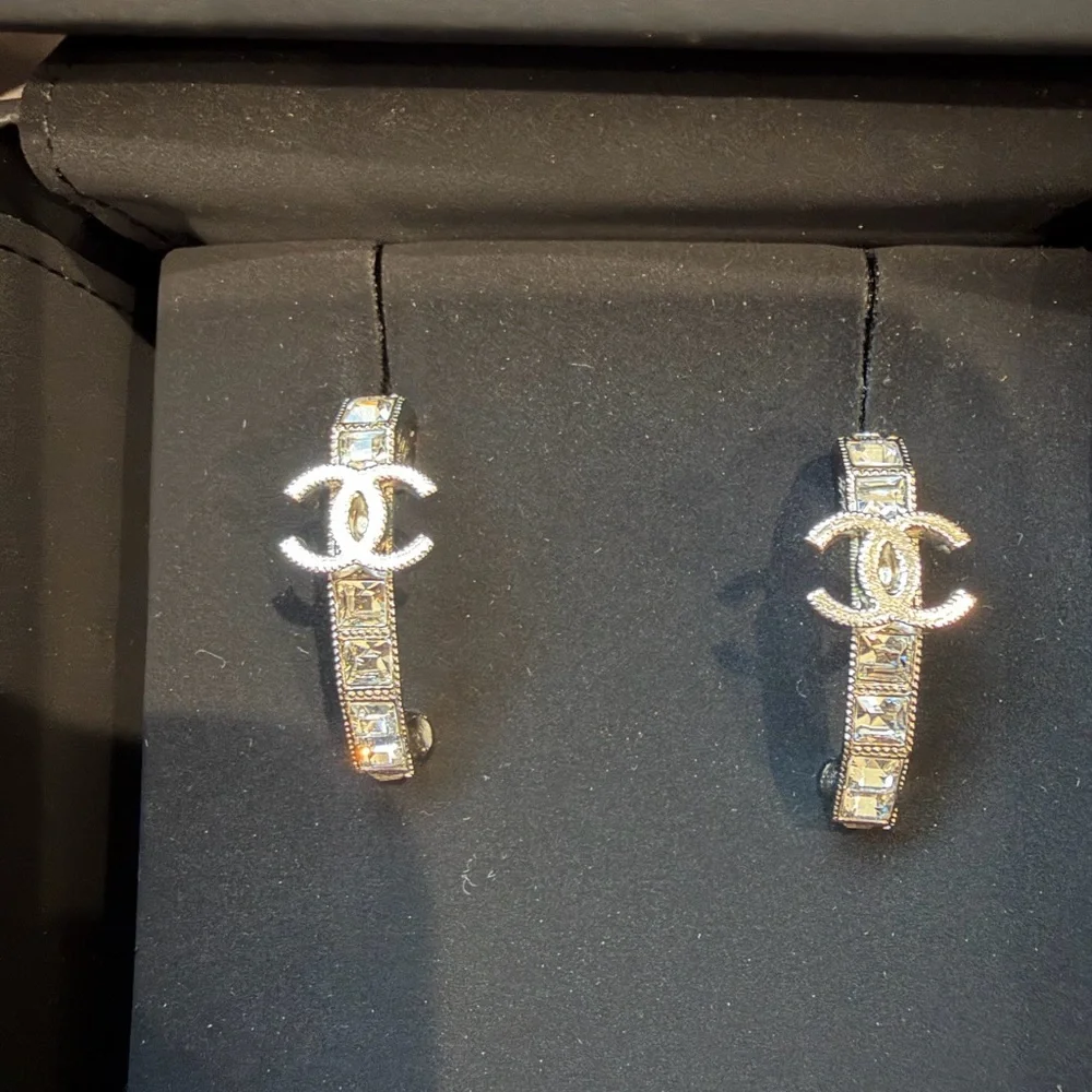 CHANEL Strass Silver Crystal Stud Earrings with box - Picture 8 of 11